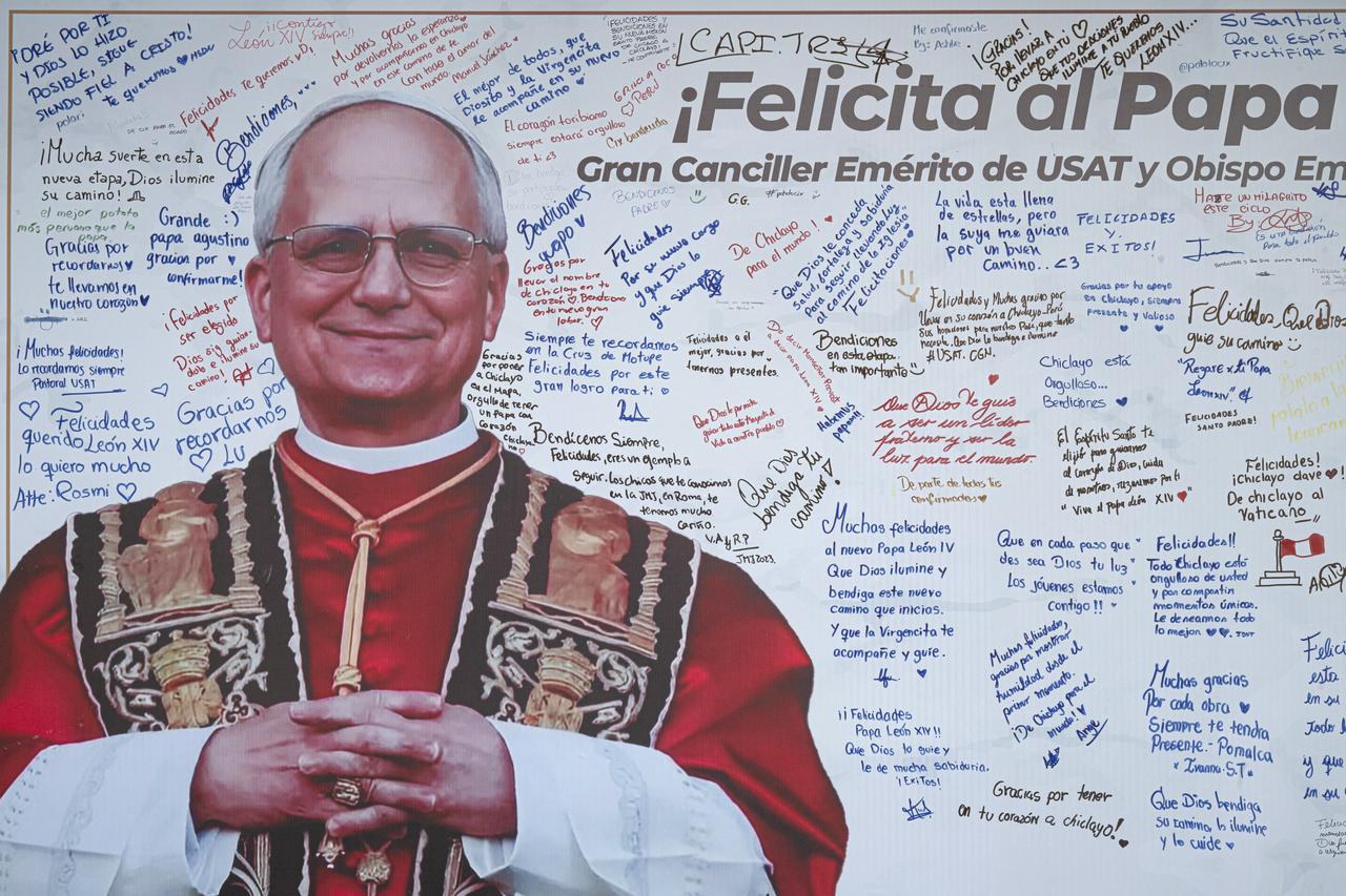 Pope Leo XIV gesture during an audience to representatives of the media, at Paul-VI hall in The Vatican, on May 12, 2025. (Photo by Tiziana FABI / AFP)