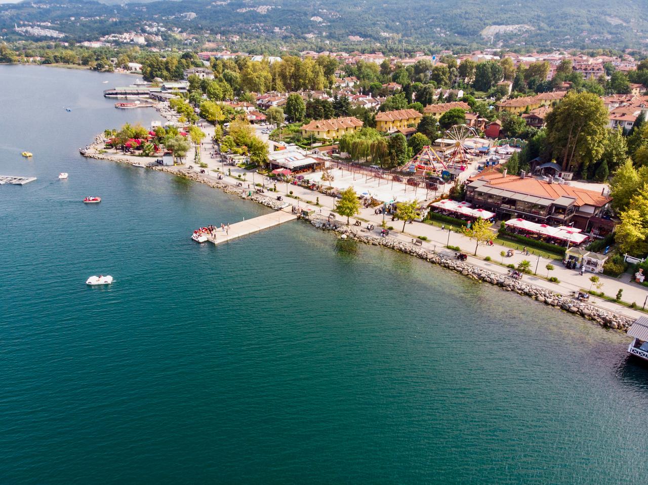 Sapanca Lake, the famous lake in eastern Marmara region, Sakarya, Türkiye. (Adobe Stock Photo)