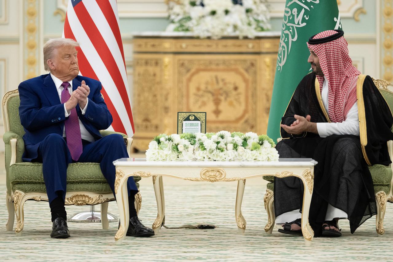 US President Donald Trump and Saudi Crown Prince Mohammed bin Salman applaud after the signing of agreements during a bilateral meeting in Riyadh on May 13, 2025. (AFP Photo)