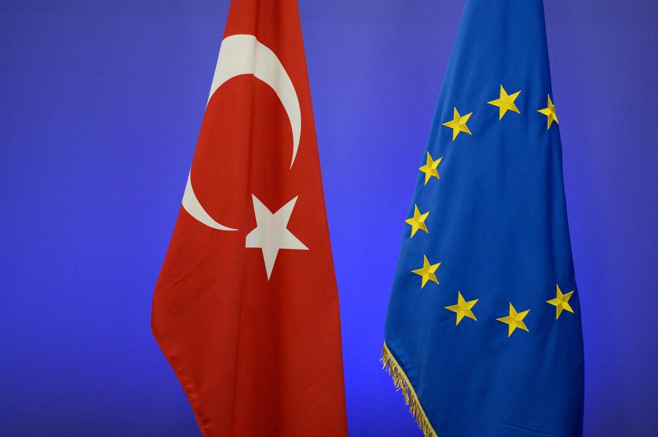 The Turkish national flag (L) and the EU flag stand ahead of a summit on relations between the European Union and Turkey in Brussels, Belgium, Nov. 29, 2015. (AFP Photo)