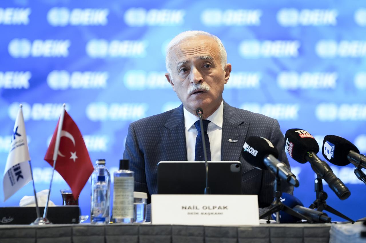 The Turkish national flag (L) and the EU flag stand ahead of a summit on relations between the European Union and Turkey in Brussels, Belgium, Nov. 29, 2015. (AFP Photo)