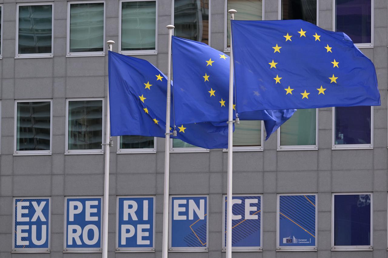 The Turkish national flag (L) and the EU flag stand ahead of a summit on relations between the European Union and Turkey in Brussels, Belgium, Nov. 29, 2015. (AFP Photo)