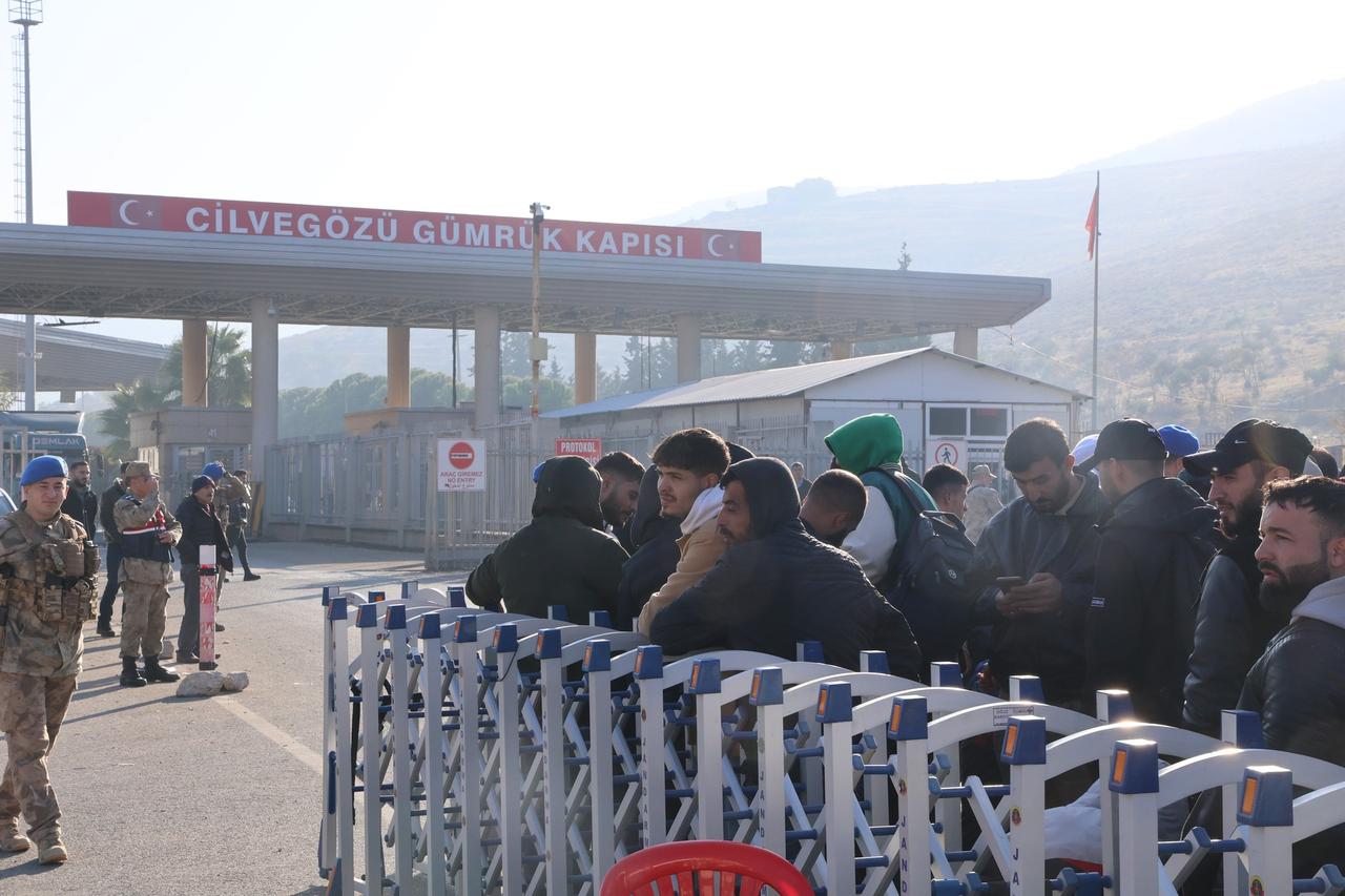 Following the 15-year civil war in Syria and the fall of the Bashar al-Assad regime, Syrian citizens lines up at the Cilvegozu Border Gate to cross back into their homeland in Reyhanli, Hatay, Türkiye on Dec. 9, 2024. (IHA Photo)