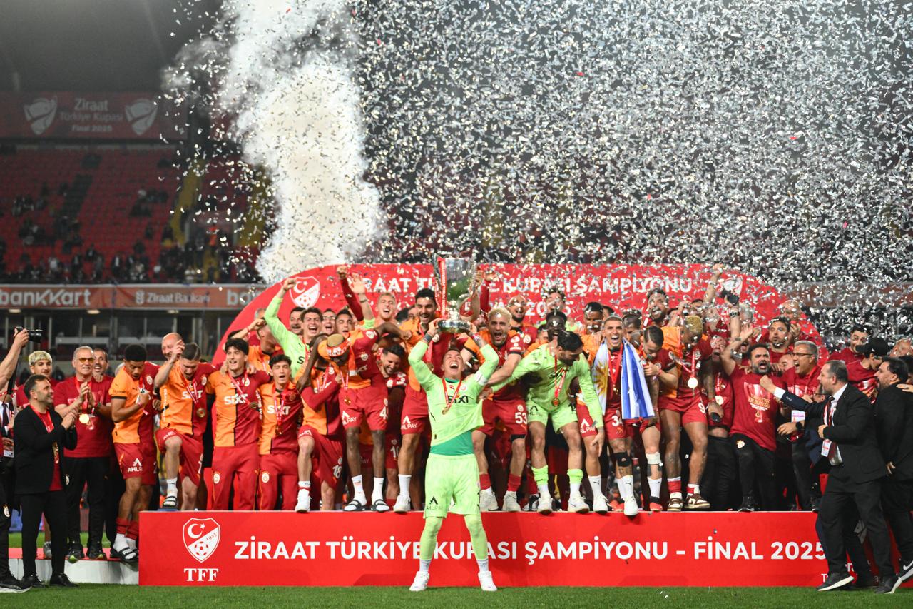 Galatasaray players and staff celebrate with the trophy after defeating Trabzonspor 3-0 in the Ziraat Turkish Cup final at Gaziantep Metropolitan Stadium in Gaziantep, Türkiye, on May 14, 2025. (AA Photo)
