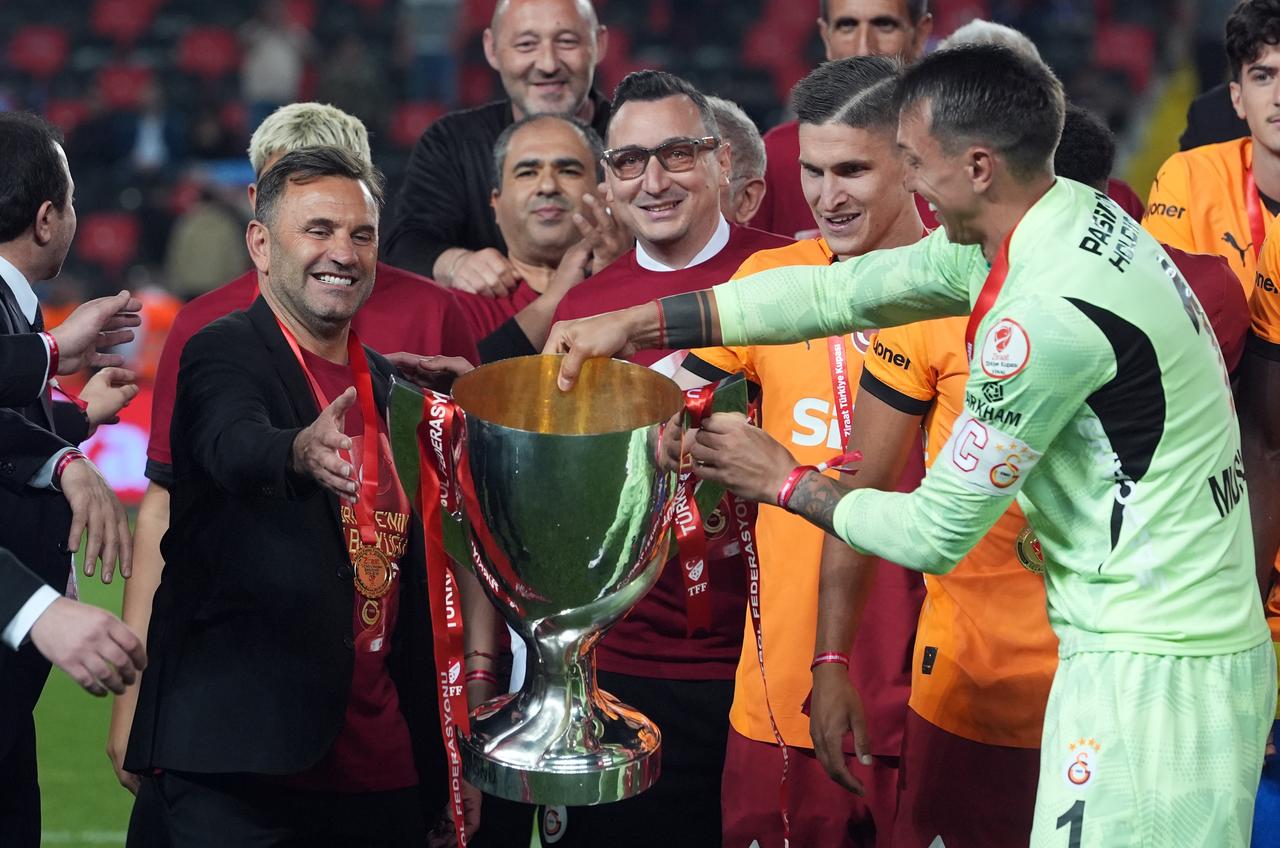 Galatasaray players and staff celebrate with the trophy after defeating Trabzonspor 3-0 in the Ziraat Turkish Cup final at Gaziantep Metropolitan Stadium in Gaziantep, Türkiye, on May 14, 2025. (AA Photo)