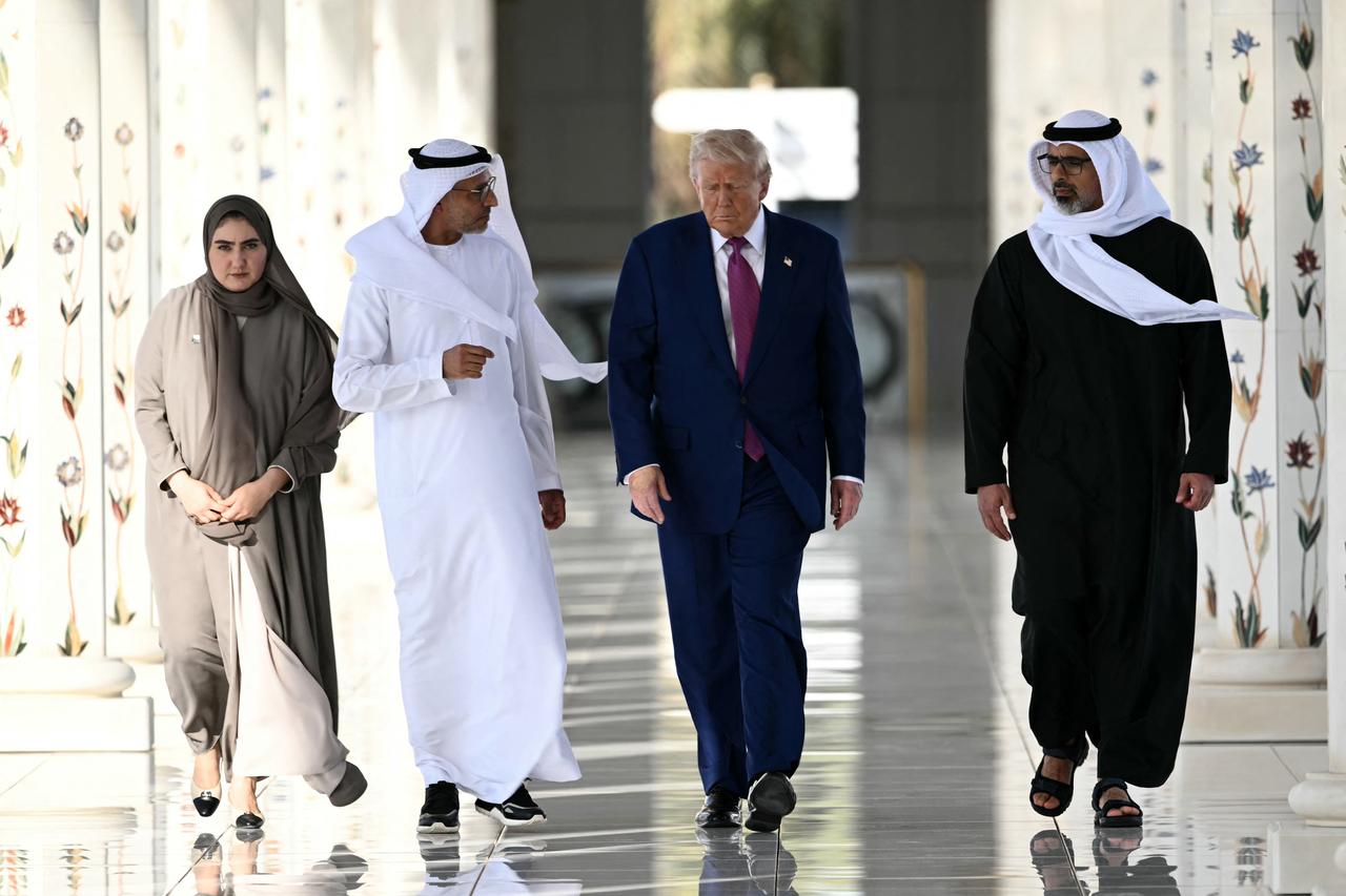US President Donald Trump visits the Sheikh Zayed Grand Mosque, accompanied by Abu Dhabi's Crown Prince Sheikh Khaled bin Mohamed bin Zayed Al Nahyan (R), during his official visit to Abu Dhabi, May 15, 2025. (AFP Photo)