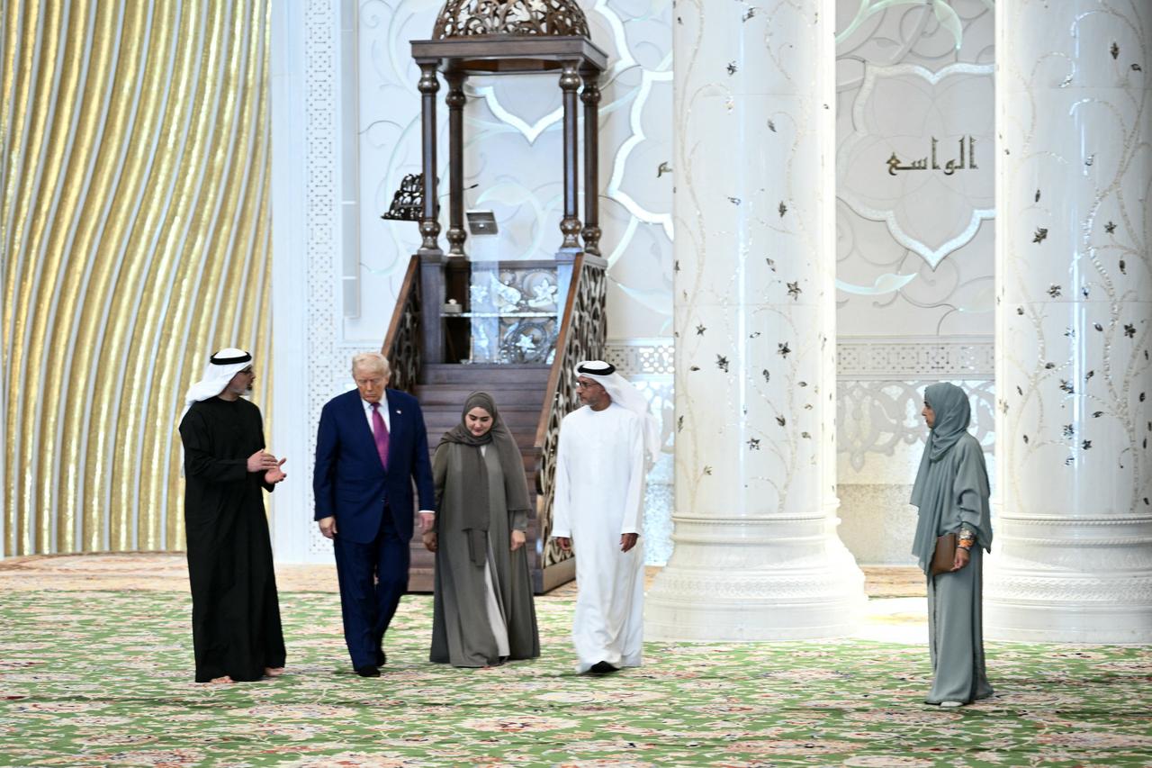 US President Donald Trump visits the Sheikh Zayed Grand Mosque, accompanied by Abu Dhabi's Crown Prince Sheikh Khaled bin Mohamed bin Zayed Al Nahyan (L), during his official visit to Abu Dhabi, May 15, 2025. (AFP Photo)