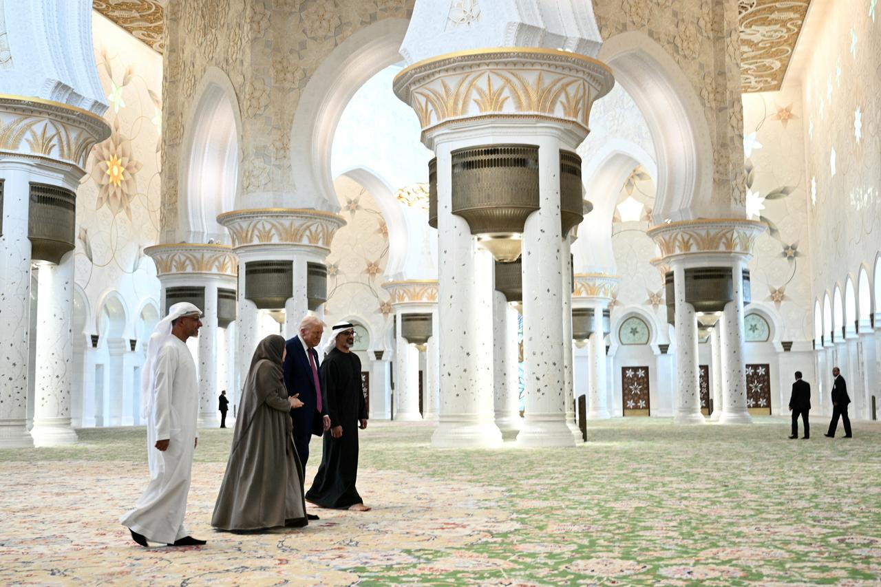 US President Donald Trump visits the Sheikh Zayed Grand Mosque, accompanied by Abu Dhabi's Crown Prince Sheikh Khaled bin Mohamed bin Zayed Al Nahyan (R) during his official visit to Abu Dhabi, May 15, 2025. (AFP Photo)