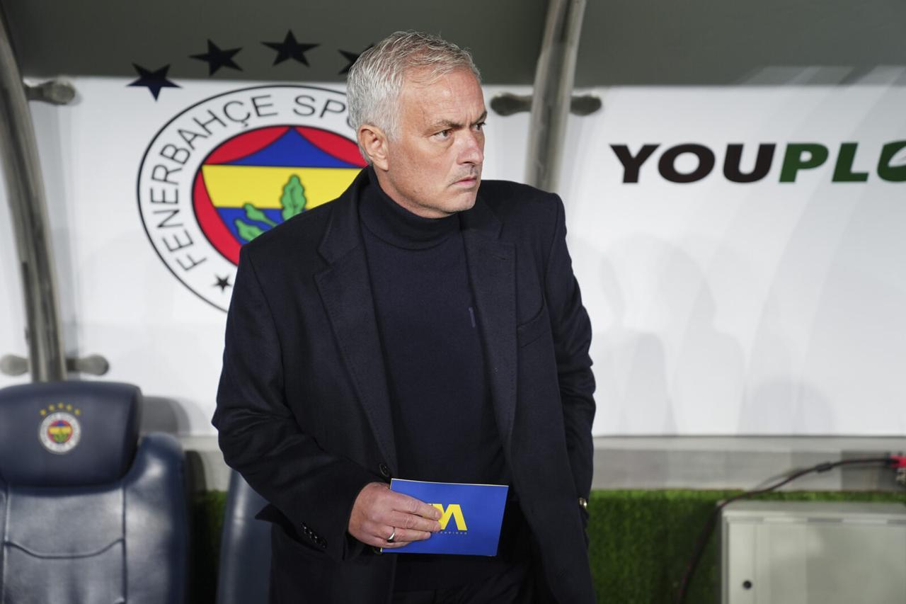 ISTANBUL, TURKIYE - JANUARY 05: Head coach of Fenerbahce, Jose Mourinho follows the Turkish Super Lig week 18 match between Fenerbahce and Atakas Hataypor at Ulker Stadium in Istanbul, Turkiye on January 05, 2025. ( A??t Erdi Ulukaya - Anadolu Agency )