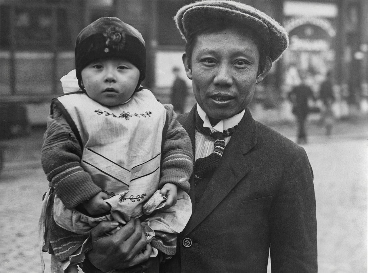A Chinese man holds a child on Rotterdam’s Katendrecht peninsula in the early 20th century, Rotterdam, Netherlands, accessed May 14, 2025. (Courtesy of Rotterdam City Archives/Fenix Museum)