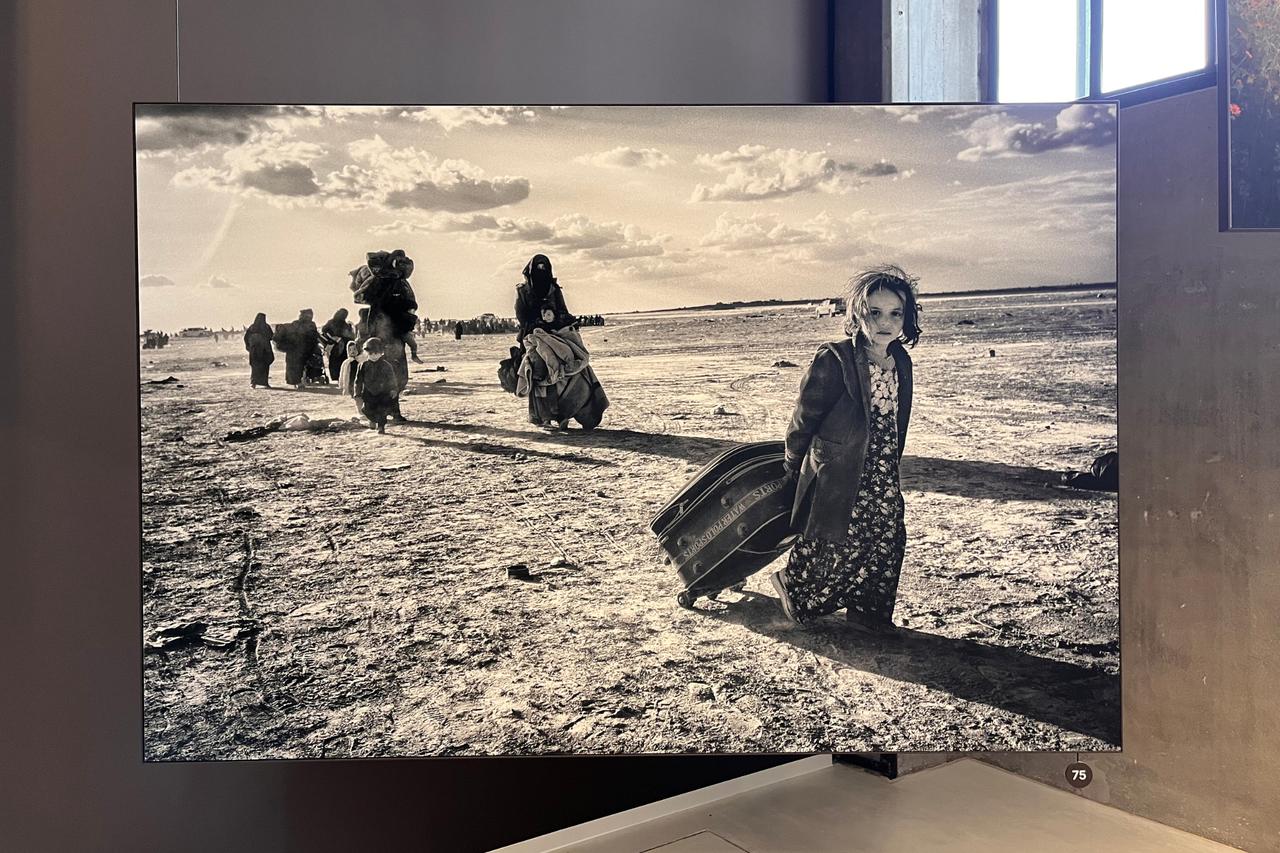 Women and children flee across the Syrian desert after the fall of Baghuz in 2019, captured by Dutch photojournalist Eddy van Wessel, displayed at Fenix museum, Rotterdam, Netherlands, May 14, 2025. (Photo by Selin Hacialioglu/Türkiye Today)