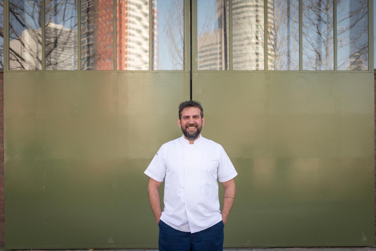 Turkish Michelin star chef Maksut Askar, who leads O Cafe and Bakery at Fenix museum, stands outside the building in Rotterdam, Netherlands, May 14, 2025. (Photo by Selin Hacialioglu/Türkiye Today)