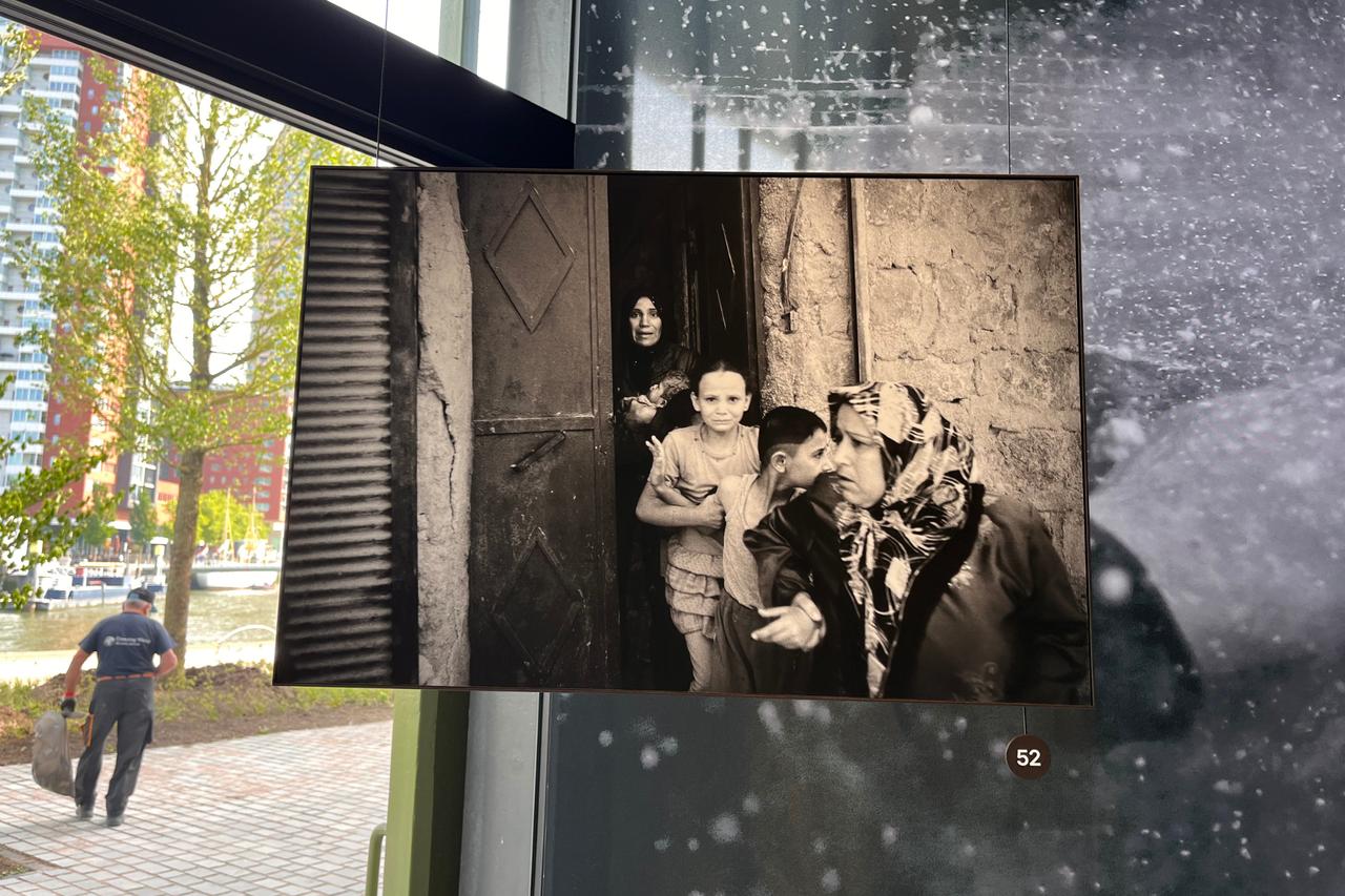 A Syrian family escapes their home in Aleppo during a bombing in 2012, documented by Turkish photographer Emin Ozmen, is displayed in the Family of Migrants exhibition at Fenix museum, Rotterdam, Netherlands, May 14, 2025. (Photo by Selin Hacialioglu/Türkiye Today)