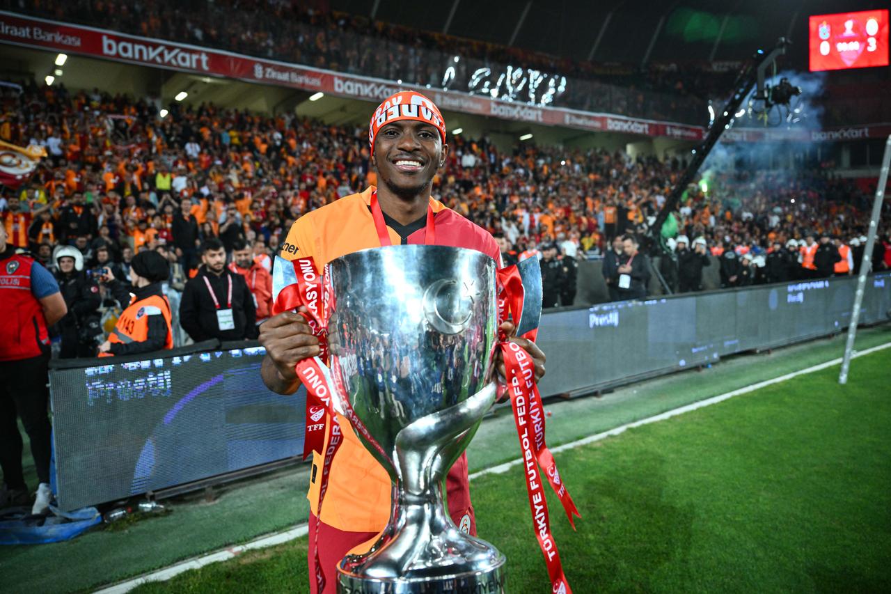 Victor Osimhen of Galatasaray poses for a photo with the trophy after winning the Ziraat Turkish Cup final match against Trabzonspor at Gaziantep Metropolitan Stadium in Gaziantep, Turkiye, on May 14, 2025. (AA Photo)