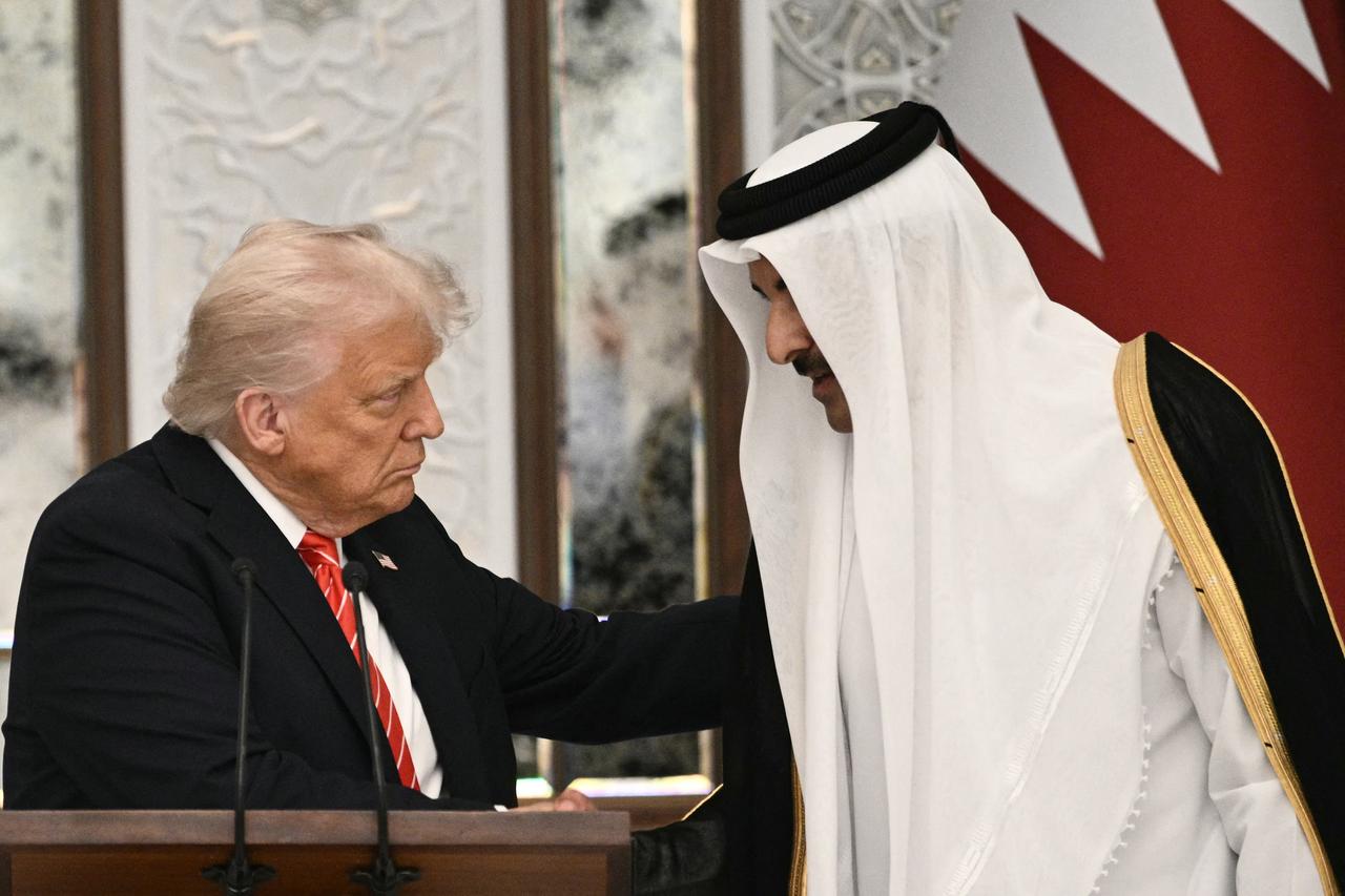 Qatar's Emir Sheikh Tamim bin Hamad al-Thani shakes the hand of the US President Donald Trump (L) at the start of a state dinner at the Lusail Palace in Doha on May 14, 2025. (AFP Photo)