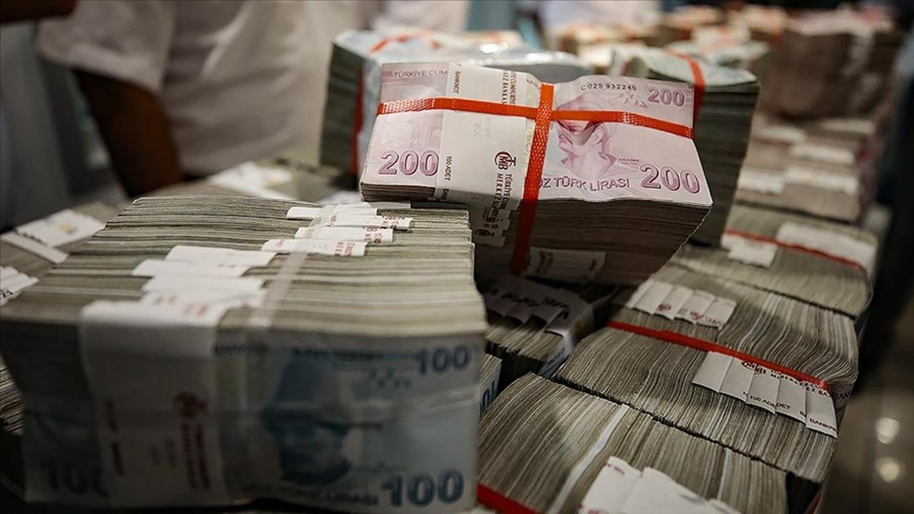 File photo shows stacked bundles of 100- and 200-lira banknotes, accessed on May 15, 2025. (AA Photo)