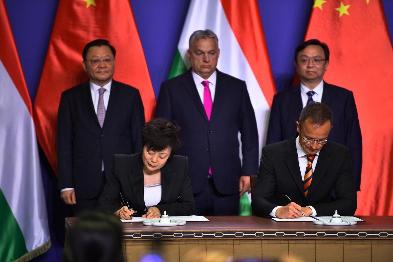 Hungarys Prime Minister Viktor Orban (C), Hungarys Foreign Minister Peter Szijjarto (R, sitting), Chinas Deputy Party Secretary and Governor of Guangdong Wang Weizhong (R) with BYD Group Chairman and President Wang Chuanfu (L) and Executive Vice President Li Ke (L, sitting), sign an agreement during a joint press conference in the Prime Minister’s Office in Carmelita Monastery in Budapest, Hungary, on May 15, 2025. (AFP Photo)