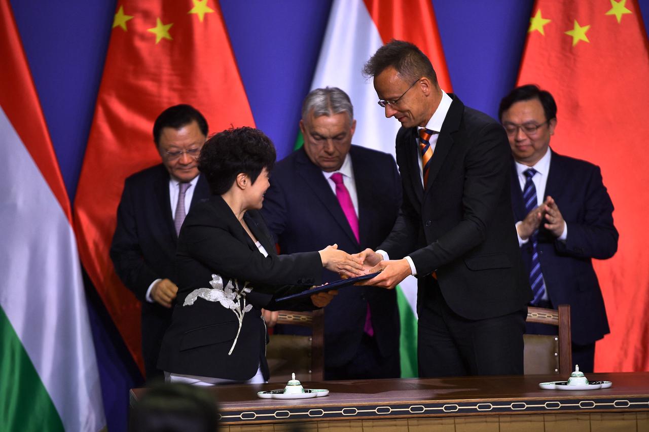Hungary's Prime Minister Viktor Orban (C), Hungary's Foreign Minister Peter Szijjarto (2nd R), China's Party Secretary and Governor of Guangdong Wang Weizhong (R) with BYD Group Chairman and President Wang Chuanfu (L) and BYD Group Executive Vice President Li Ke (2nd L), shake hands for signing an agreement during a joint press conference in the Prime Minister’s Office in Carmelita Monastery in Budapest, Hungary, on May 15, 2025. (AFP Photo)