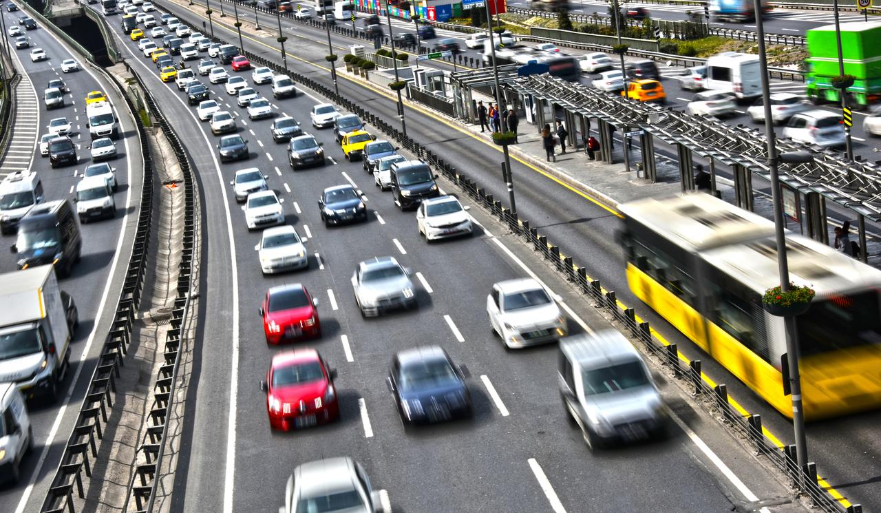 A snapshot of the E-5 highway shows heavy traffic flow in Istanbul, Türkiye, accessed on May 16, 2025. (Adobe Stock Photo)