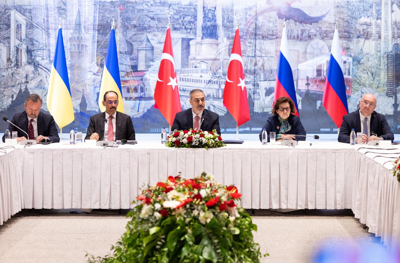 ISTANBUL, TURKIYE - MAY 16: Turkish Foreign Minister Hakan Fidan (C) chairs Turkiye-Russia-Ukraine Trilateral Meeting at Dolmabahce Presidential Office in Istanbul, Turkiye on May 16, 2025. ( Murat Gök - Anadolu Agency )