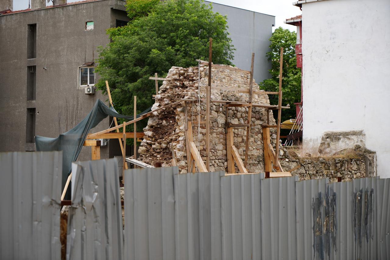 A view of the restoration works on the historical city walls dating back to the time of Roman Emperor Hadrian in Edirne, Türkiye, May 14, 2025. (IHA Photo)
