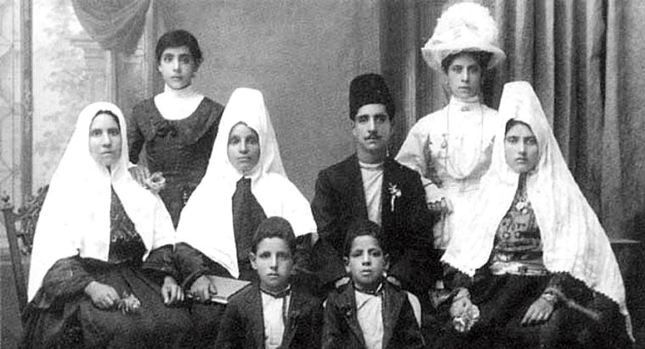 Palestinian Yarur Lolas family in Bethlehem before emigrating to Latin America. (Photo via enterreno.com)