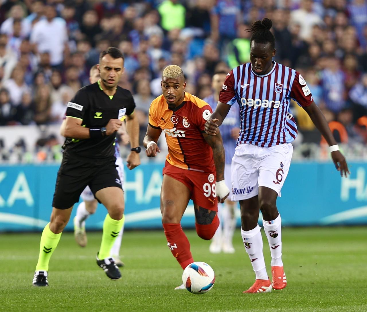 Batista Mendy (R) of Trabzonspor in action against Mario Lemina (99) of Galatasaray during Turkish Super Lig week 35 football match between Trabzonspor and Galatasaray at Papara Park in Trabzon, Turkiye on May 10, 2025. (AA Photo)