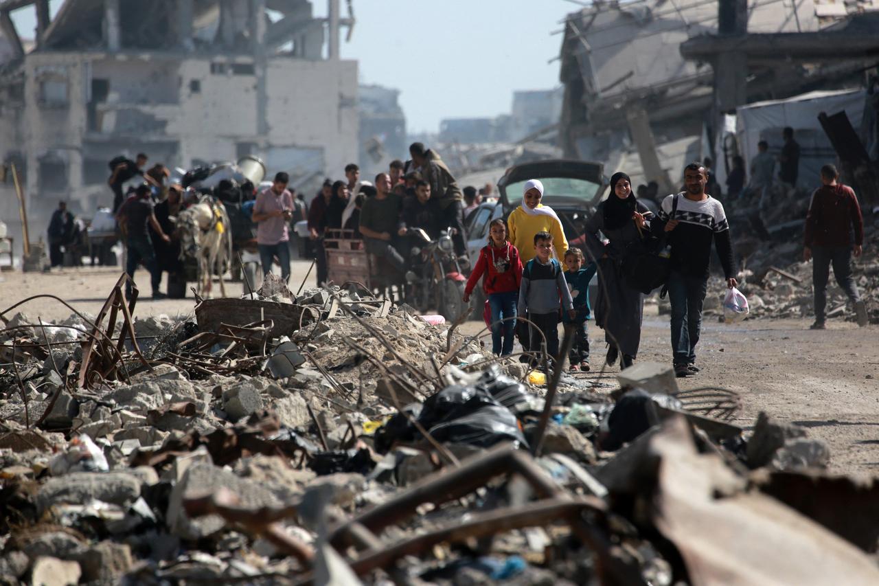 Palestinians carry their belongings as they flee Gaza City on May 16, 2025. (AFP Photo)