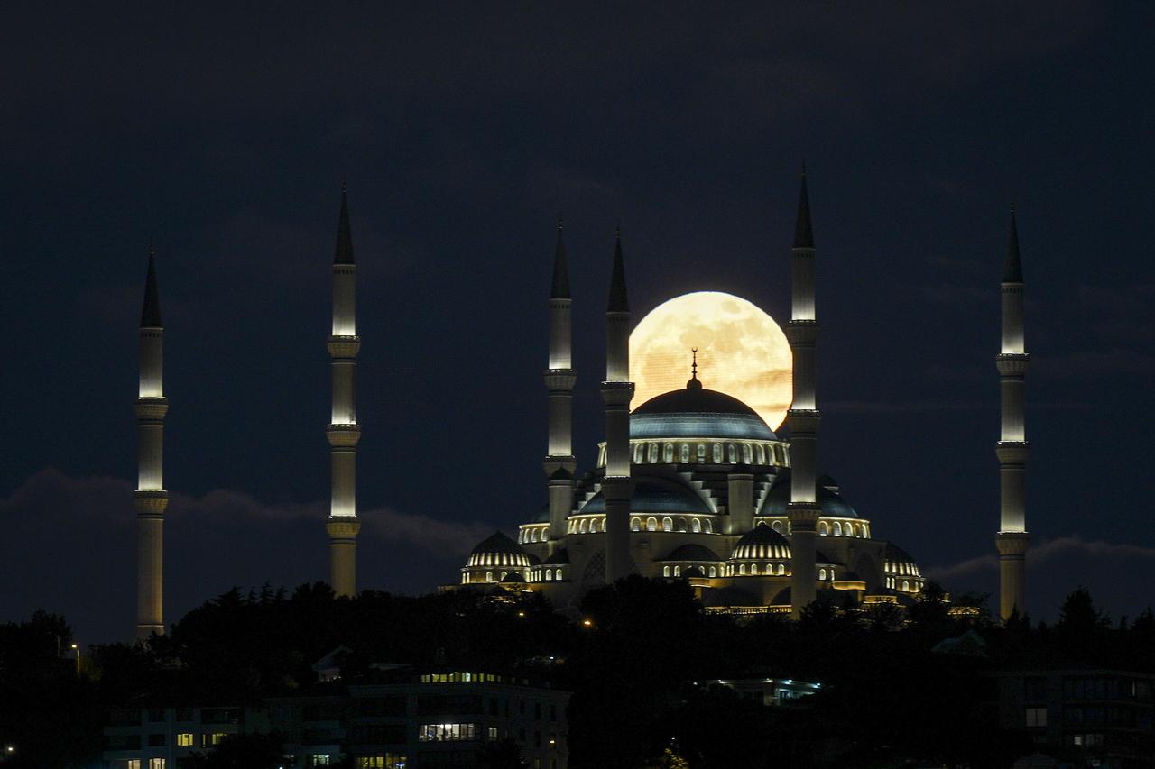 ISTANBUL, TURKIYE - MAY 12: The full moon rises behind Grand Camlica Mosque in Istanbul, Turkiye on March 14, 2025. ( Beyza Cömert - Anadolu Agency )