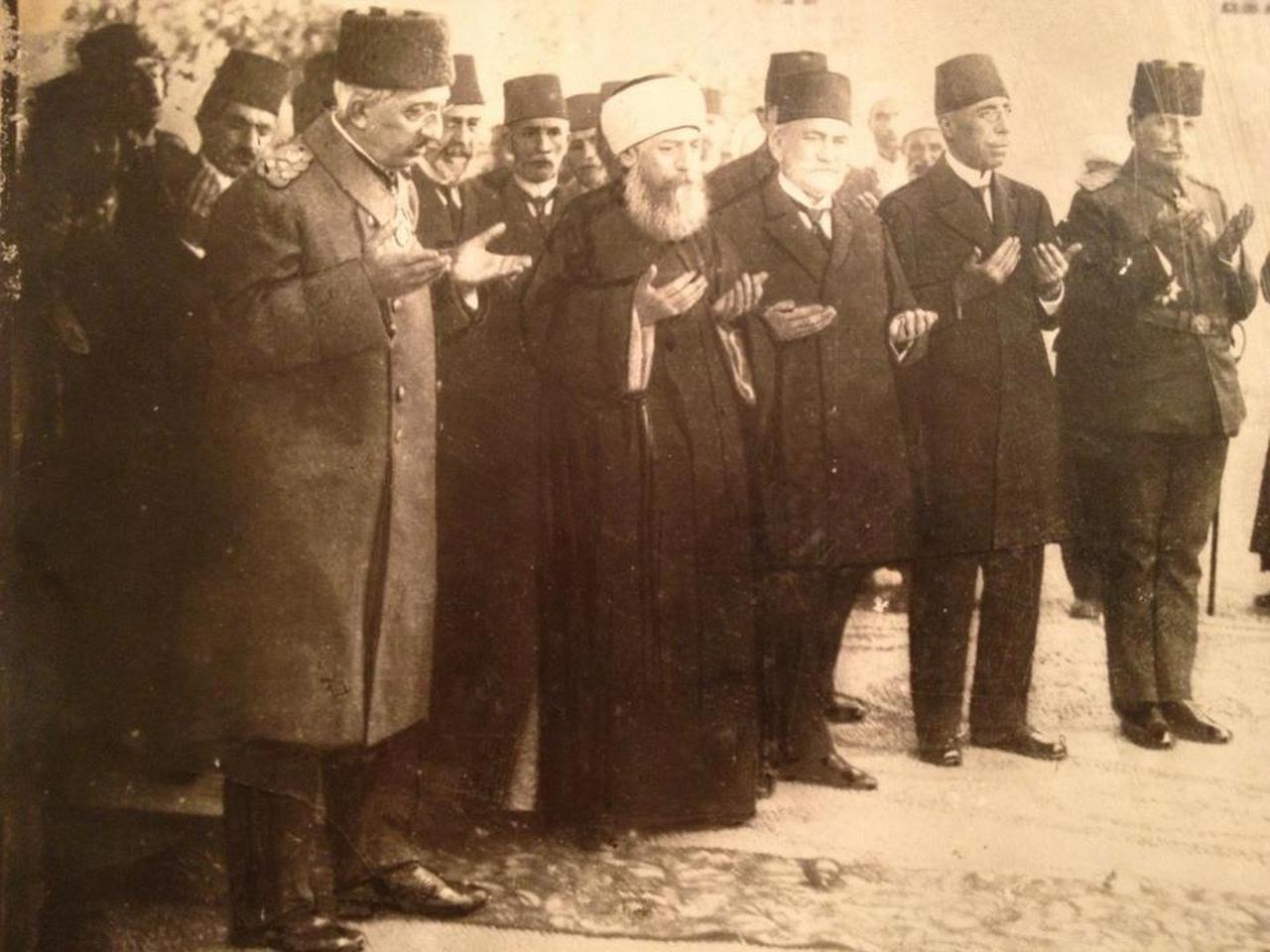 Ottoman Sultan Vahideddin prays with Shaykh al-Islam Nuri Efendi and Grand Vizier Ahmed Tevfik Pasha before leaving Istanbul, Türkiye, Nov. 17, 1922. (Photo via Wikimedia)