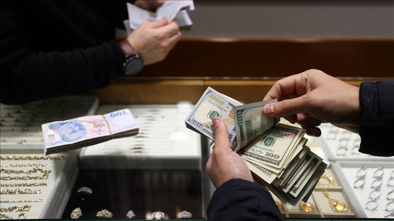 A customer exchanges U.S. dollars for Turkish liras at a jewelry store in Istanbul, Türkiye, accessed on May 16, 2025. (AA Photo)