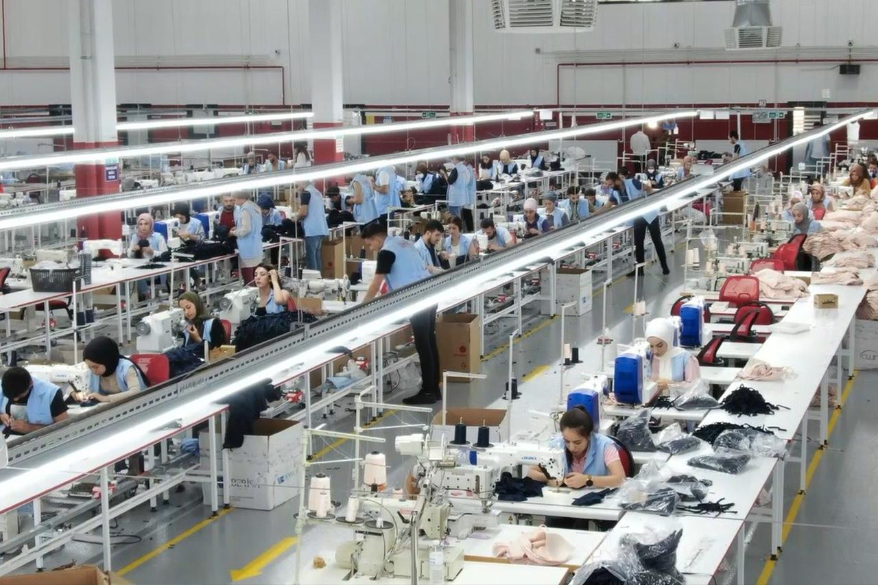 File photo shows workers at a textile manufacturing plant in Türkiye, accessed on May 16, 2025. (IHA Photo)