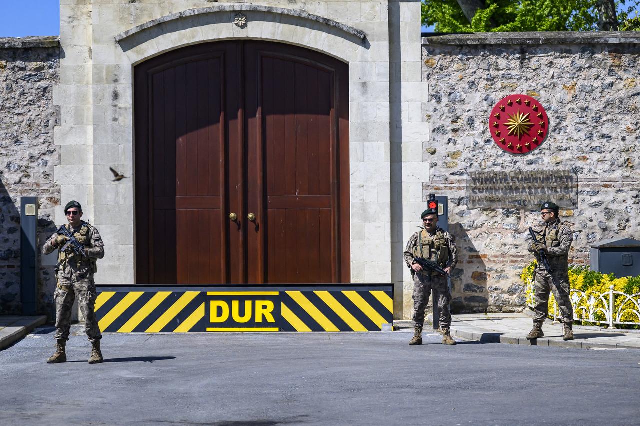 Turkish security personnel stand alert at the entrance to Dolmabahce Palace in Istanbul, May 15, 2025, where direct talks between Russian and Ukrainian delegations are expected to take place. Russia and Ukraine traded insults as negotiators were due to meet in Turkey for the first direct peace talks in more than three years. (Photo by Yasin AKGUL / AFP)