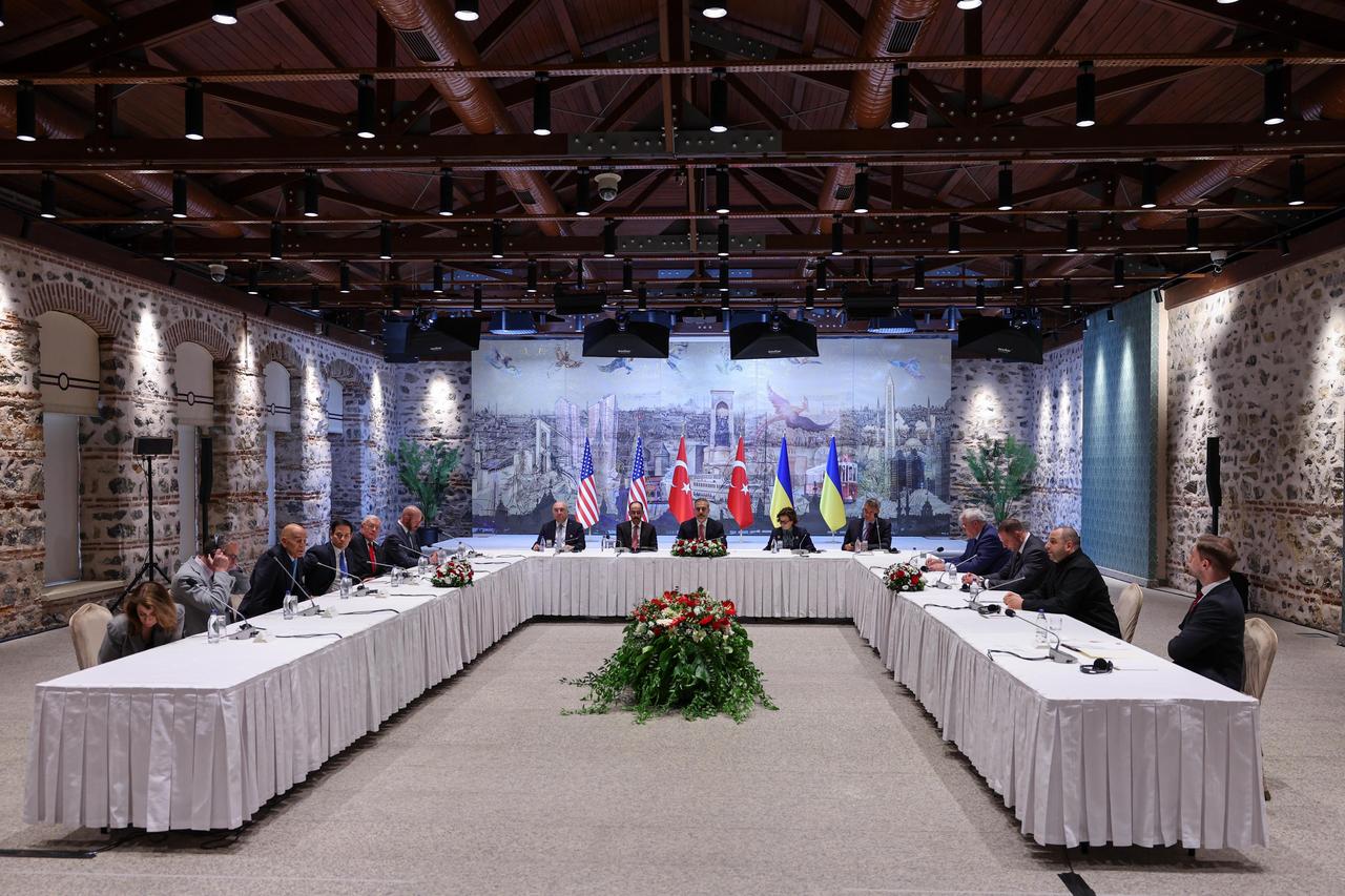 ISTANBUL, TURKIYE - MAY 16: Turkish Foreign Minister Hakan Fidan chairs the Turkiye-US-Ukraine Trilateral Meeting at Dolmabahce Presidential Office in Istanbul, Turkiye on May 16, 2025. ( Arda Küçükkaya - Anadolu Agency )