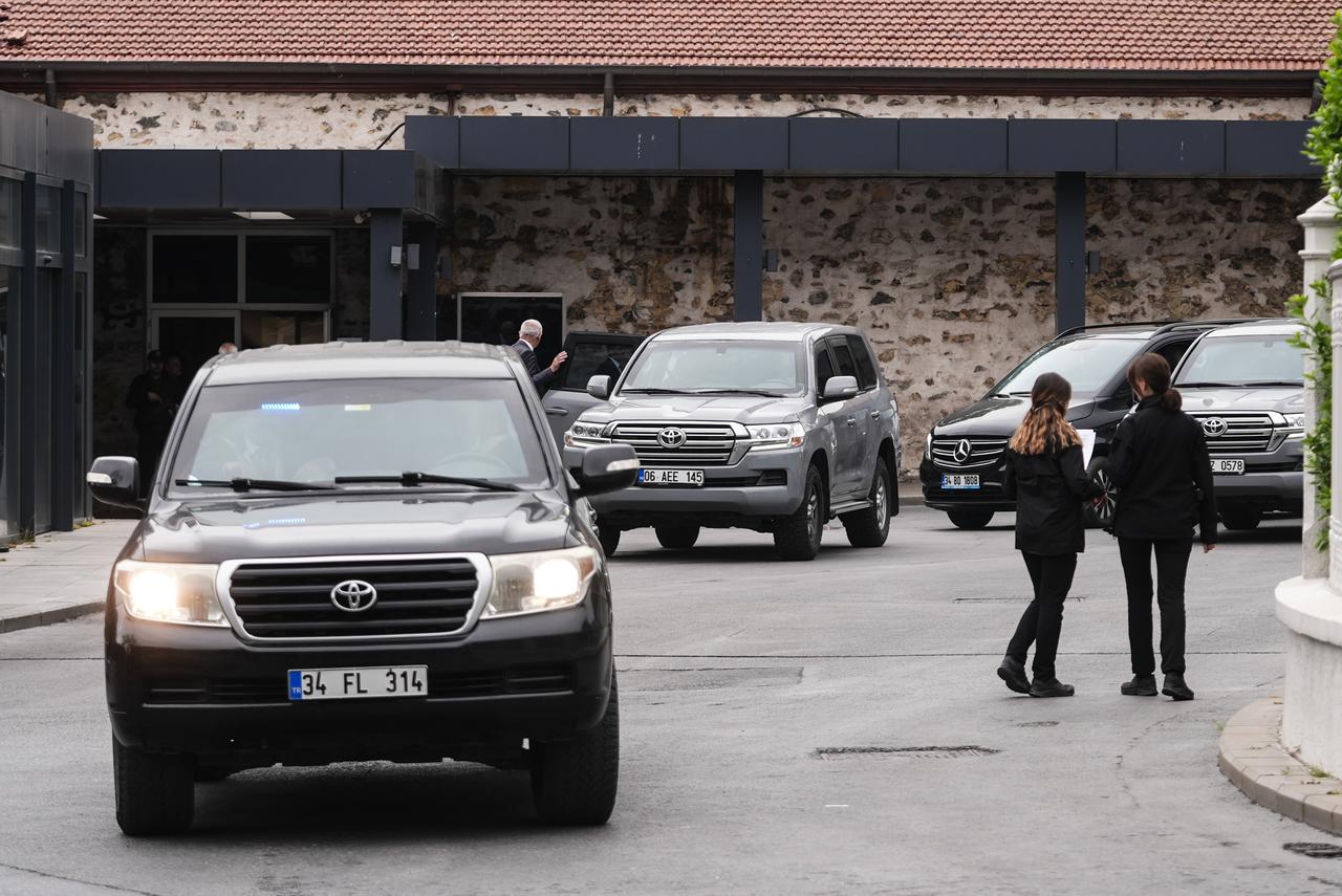 ISTANBUL, TURK?YE - MAY 16: Cars carrying delegations arrive in Presidential Dolmabahce Office ahead of the trilateral meetings of Turkiye, the US, and Ukraine for Russia-Ukraine peace talks in Istanbul, Turkiye on May 16, 2025. The trilateral Turkiye-Russia-Ukraine meeting will be held later at the same venue at 12.30 pm (0930GMT). ( Hakan Akgün - Anadolu Agency )