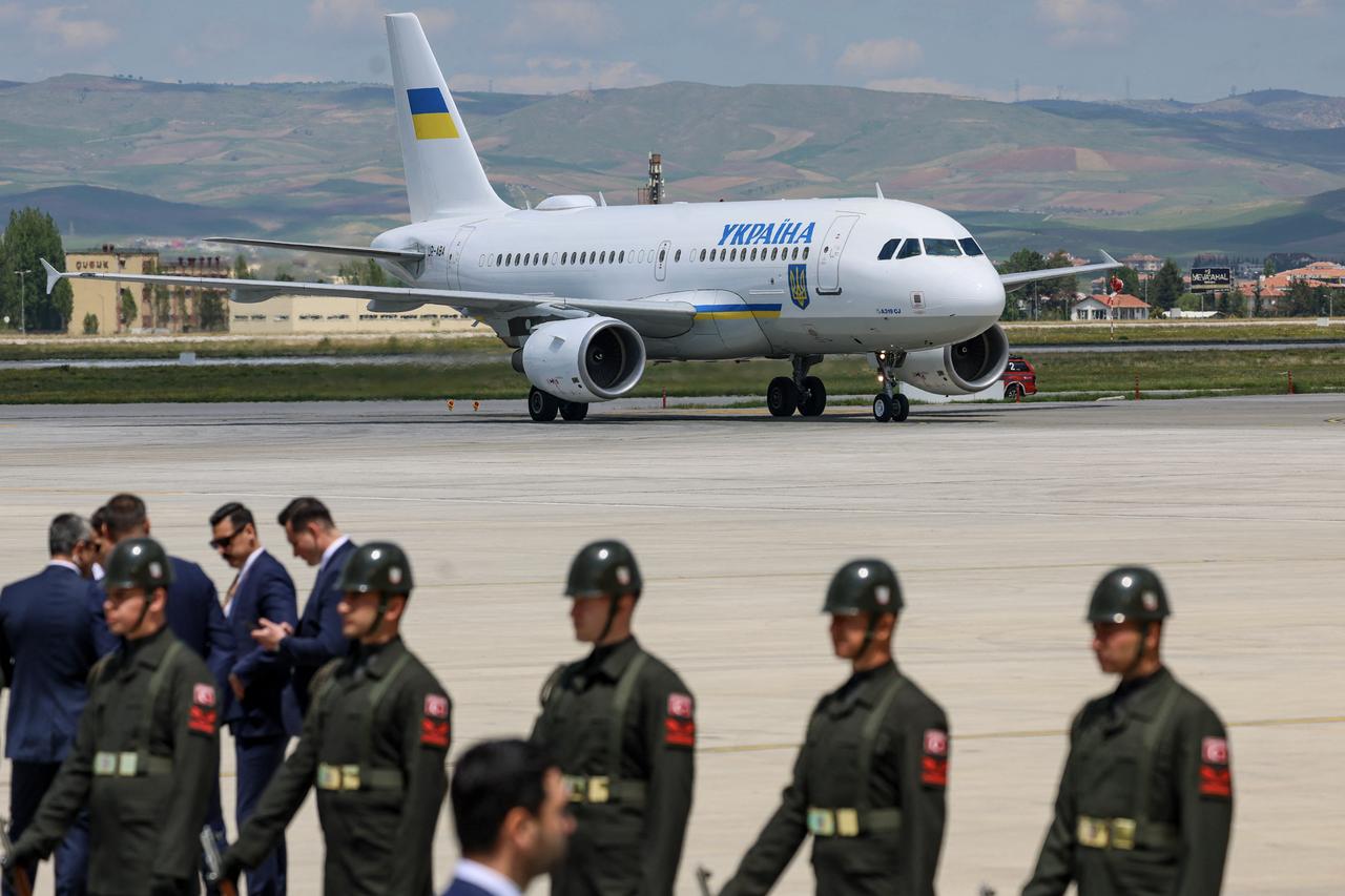 This handout photograph taken and released by the Turkish presidential press service on May 15, 2025, shows Turkeys officials waiting for Ukraines President to disembark at Ankara airport, in Ankara, on May 15, 2025. Ukraines President plans to hold talks with Turkish President in Ankara, on May 15, 2025. (Photo by Handout / TURKISH PRESIDENTIAL PRESS SERVICE / AFP) / RESTRICTED TO EDITORIAL USE - MANDATORY CREDIT  AFP PHOTO / TURKISH PRESIDENTIAL PRESS SERVICE  - HANDOUT - NO MARKETING NO ADVERTISING CAMPAIGNS - DISTRIBUTED AS A SERVICE TO CLIENTS