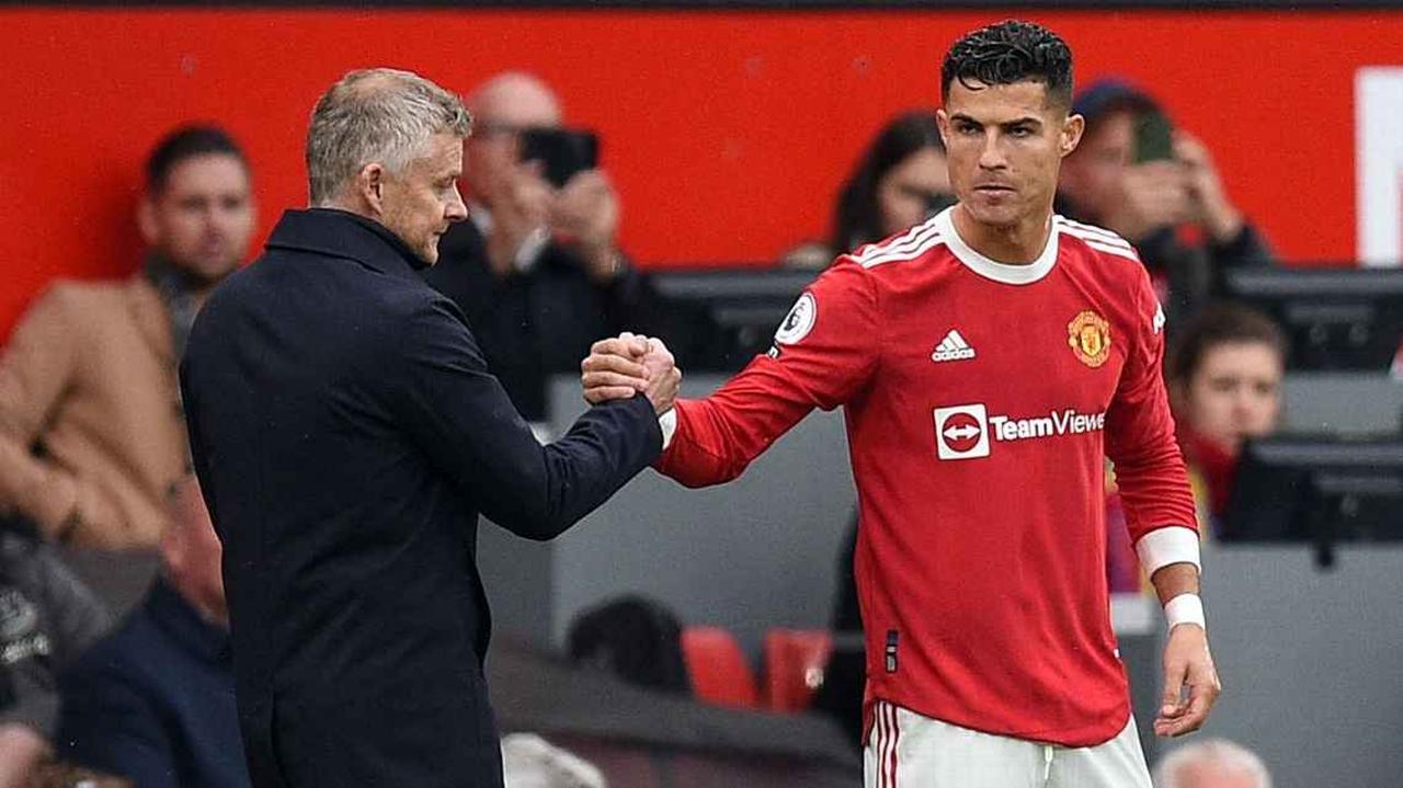 Then-Manchester United head coach Ole Gunnar Solskjaer and Cristiano Ronaldo shake hands in Manchester, UK, on October 2, 2021. (AFP Photo)