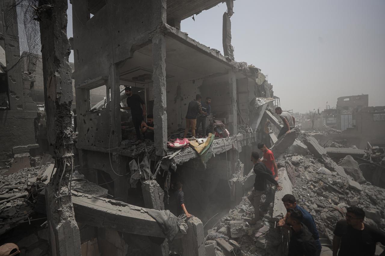 Civil Defense teams and residents of the region carry out search and rescue operations in the area where the Israeli attack took place on the Jabalia area in the northern Gaza Strip on May 17, 2025. (AA Photo)