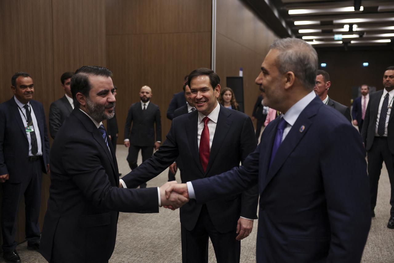 Turkish Foreign Minister Hakan Fidan (R) shakes hands with Syrian Foreign Minister Asaad Hassan al-Shibani, as U.S. Secretary of State Marco Rubio (C) reacts, as they meet at the NEST International Convention Center, in Antalya on May 15, 2025. (Photo by Umit Bektas / POOL / AFP)