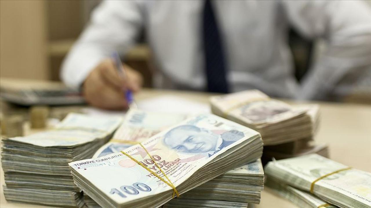 File photo shows bundles of Turkish lira banknotes in Türkiye, accessed on May 18, 2025. (AA Photo)