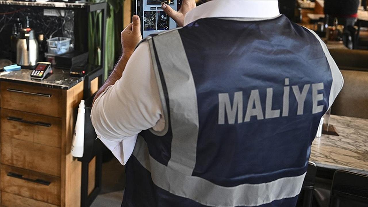 A Turkish finance officer documents records during a field inspection as part of efforts to combat unregistered economic activity in Türkiye, accessed on May 18, 2025. (AA Photo)