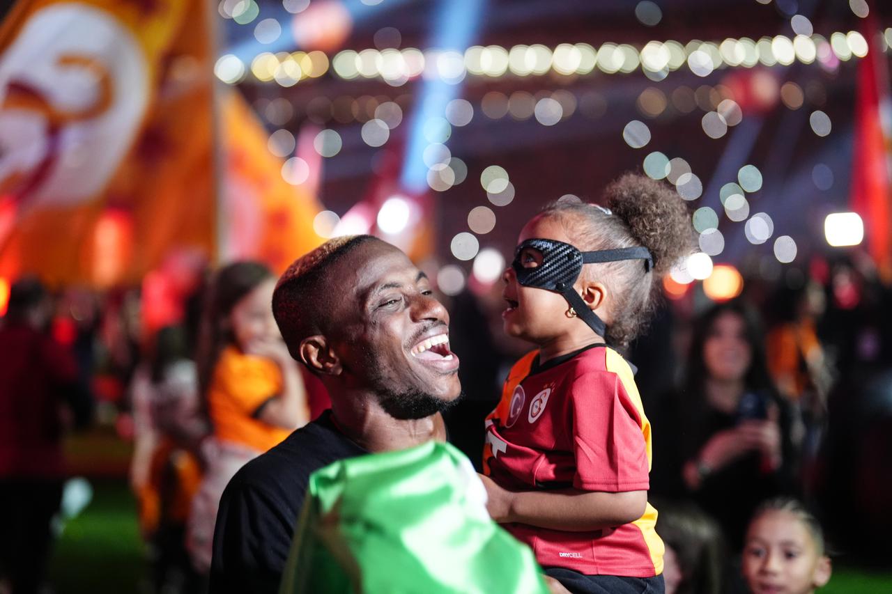 Victor Osimhen of Galatasaray and his daughter Haly celebrate winning the 2024-2025 Turkish Super Lig title after their 3-0 victory against Bellona Kayserispor in week 36 at RAMS Park in Istanbul, Türkiye, on May 18, 2025. (AA Photo)