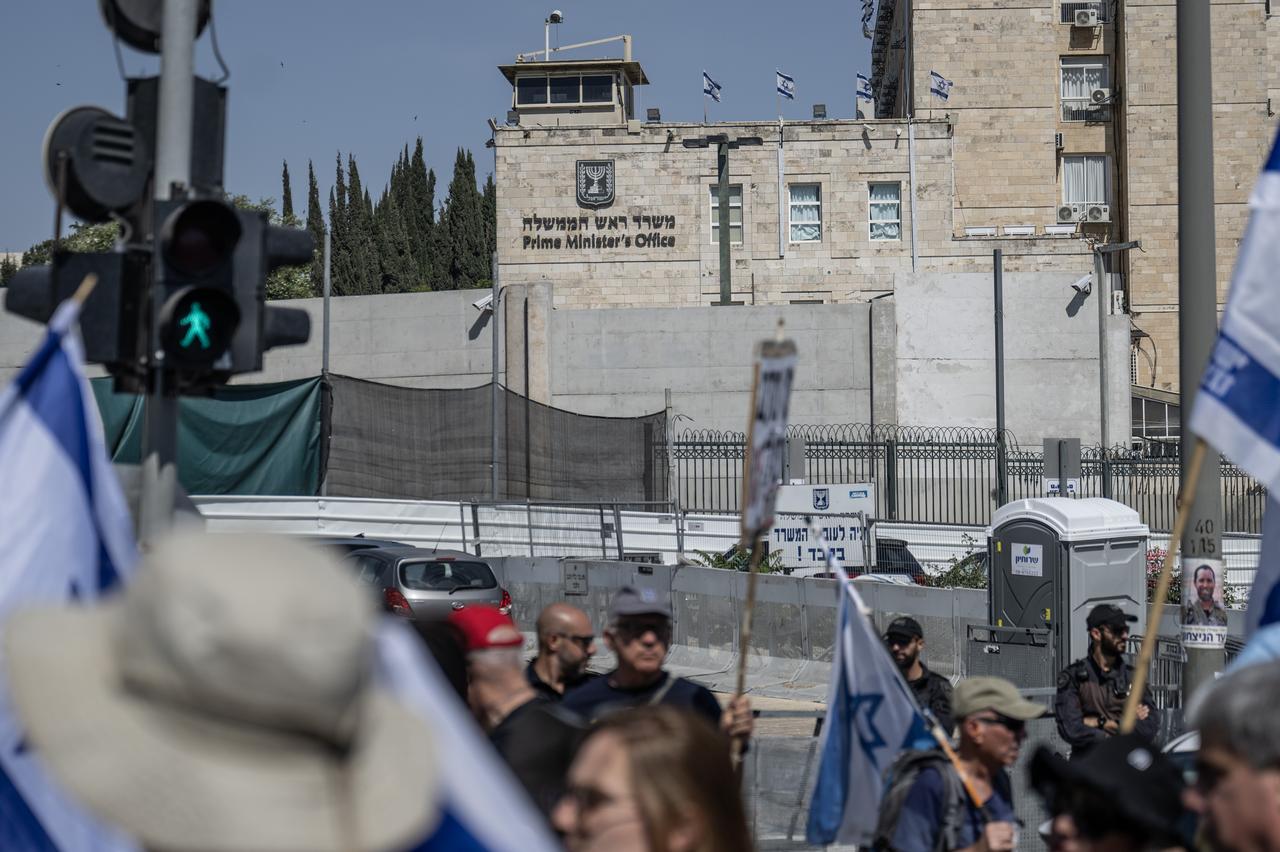 JERUSALEM - MAY 06: Israelis gather in front of the Israeli Prime Ministers Office to protest against Israeli Prime Minister Benjamin Netanyahu and Israeli government, demanding an end to Israeli attacks over Gaza in West Jerusalem on May 06, 2025. ( Mostafa Alkharouf - Anadolu Agency )