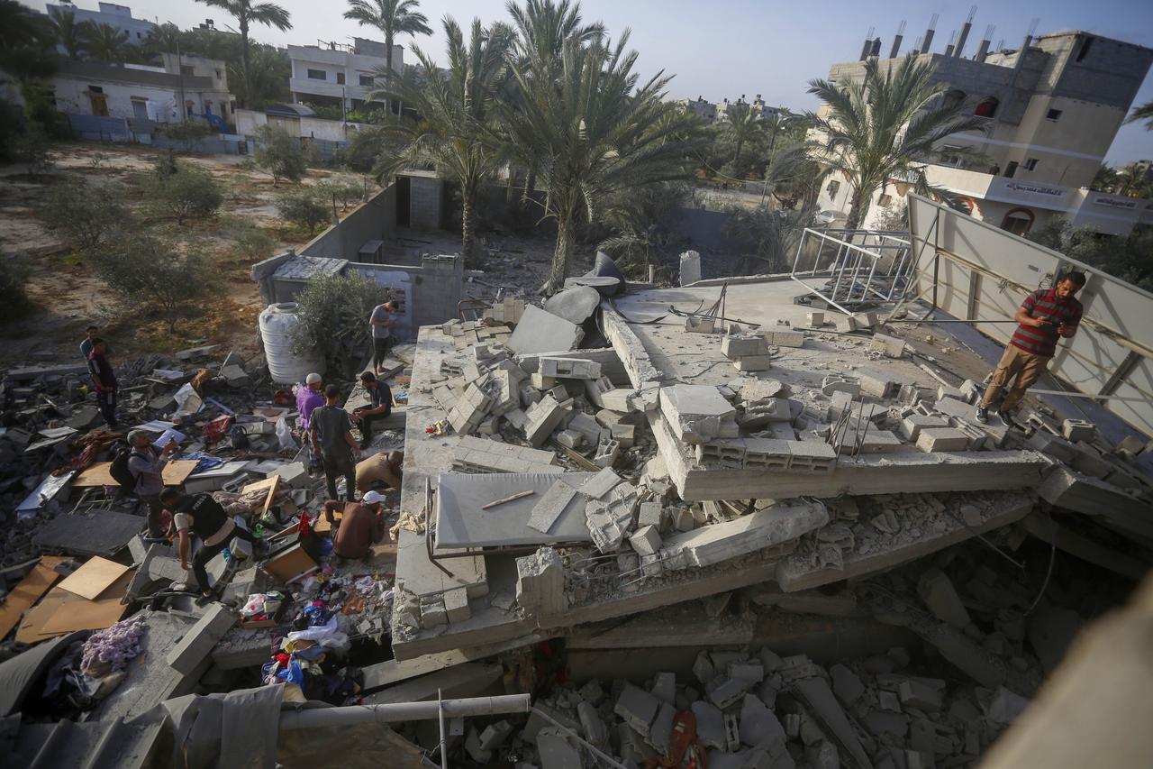 DEIR AL BALAH, GAZA - MAY 19: A view of the Badwan family house after it was destroyed in an Israeli attack in Deir al Balah, Gaza on May 19, 2025. ( Ashraf Amra - Anadolu Agency )