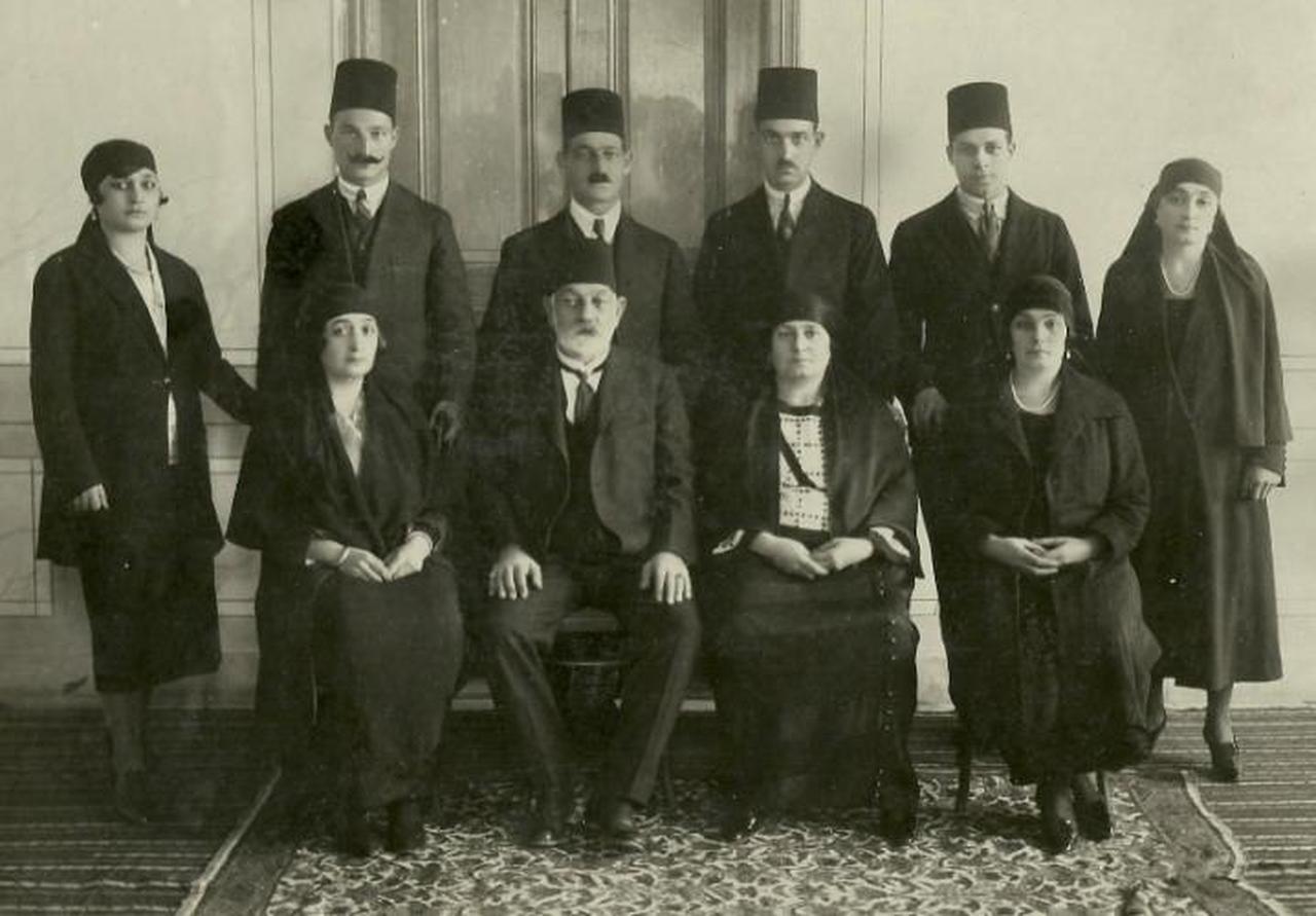 Mohammed al Abid is seen with his family in mid 1930s in Damascus, Syria. (Source:Turkpress Arabic)