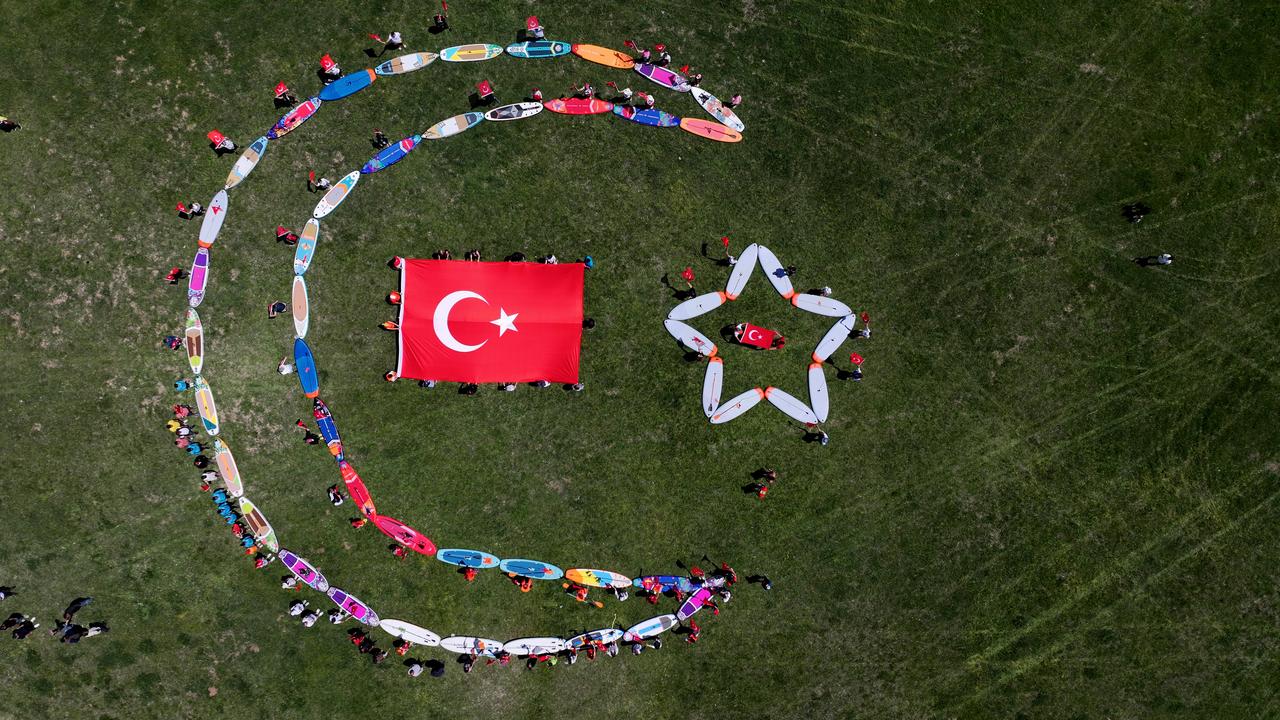 KAYSERI, TURKIYE - MAY 18: An aerial view shows athletes gather for the May 19 Commemoration of Ataturk, Youth and Sports Day and paddle in the  Sup Festival  organized in River Zamanti in Kayseri, Turkiye on May 18, 2025. Before the event, the athletes made the Moon and Star choreography by bringing together the supes (Stand Up Paddle), also known as paddle surfing. ( Müzahim Zahid Tüzün - Anadolu Agency )