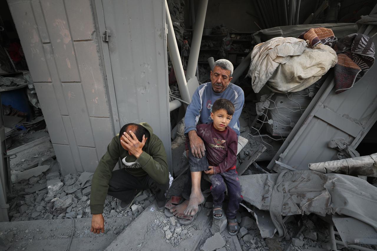 JABALIA, GAZA - MAY 18: Palestinians search for their belongings amongst the rubble of their homes destroyed by an Israeli attack in Jabalia, Gaza on May 18, 2025. ( Mahmoud ?ssa - Anadolu Agency )