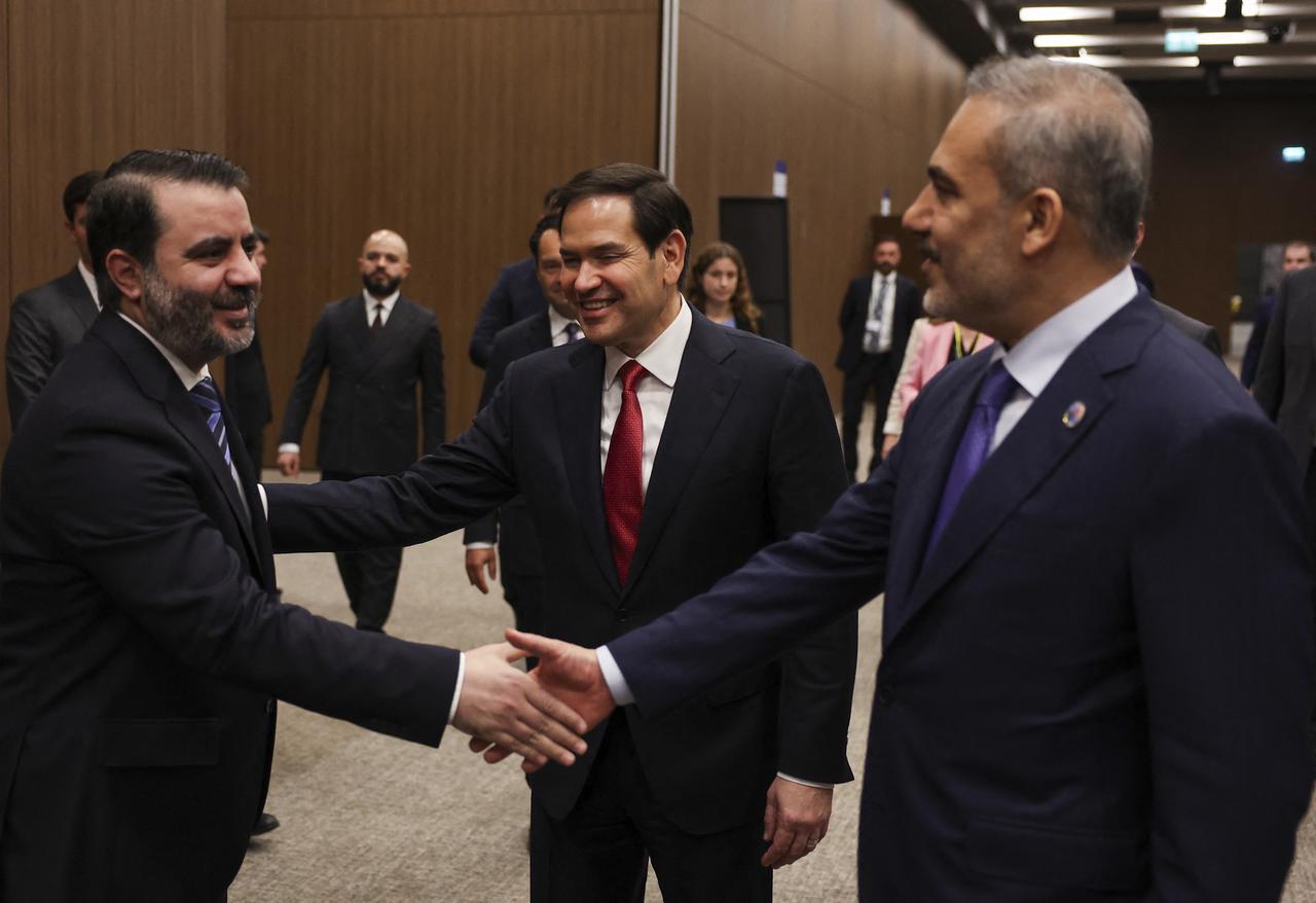 Turkish Foreign Minister Hakan Fidan (R) shakes hands with Syrian Foreign Minister Asaad Hassan al-Shibani, as U.S. Secretary of State Marco Rubio (C) reacts, as they meet at the NEST International Convention Center, in Antalya on May 15, 2025. (Photo by Umit Bektas / POOL / AFP)