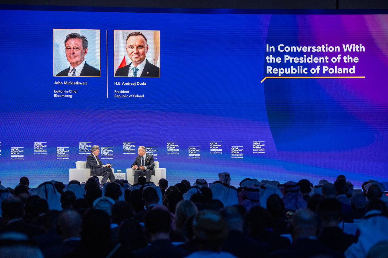 John Micklethwait, Editor-in-Chief of Bloomberg, speaks with Polish President Andrzej Duda during a high-level session at the Qatar Economic Forum, held in Doha, Qatar, on 14 May, 2024. (Photo via qatareconomicforum.com)
