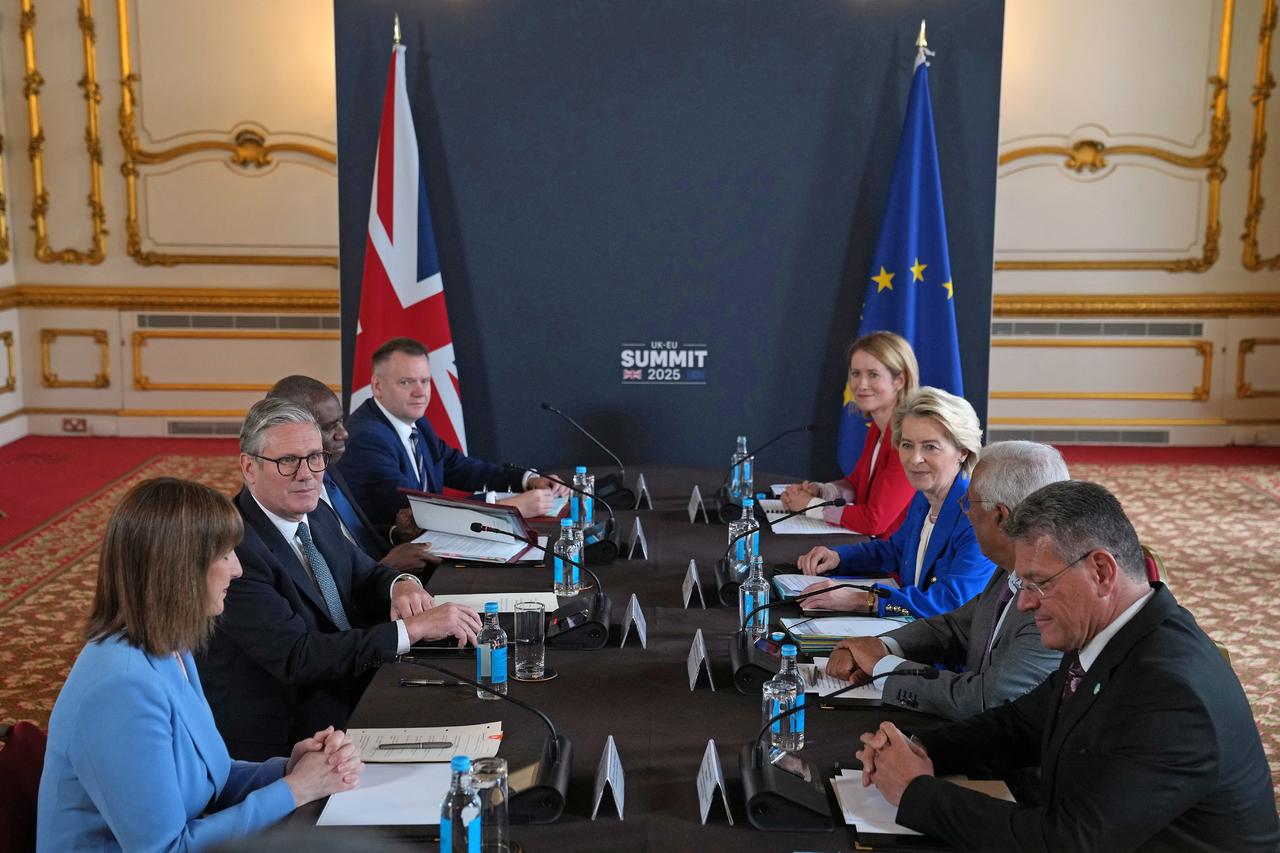 Britains Chancellor of the Exchequer Rachel Reeves (from L), Britains Prime Minister Keir Starmer, Britains Foreign Secretary David Lammy, Britains Paymaster General and Minister for the Cabinet Office for the Constitution and European Relations Nick Thomas-Symonds, European Union High Representative for Foreign Affairs and Security Policy Kaja Kallas, European Commission President Ursula von der Leyen, European Council President Antonio Costa and EU Commissioner for Trade and Economic Security, Maros Sefcovic attend a meeting between the U.K. and the European Union to discuss closer ties in their first official summit since Brexit, during the UK-EU Summit at Lancaster House in London on May 19, 2025. (AFP Photo)
